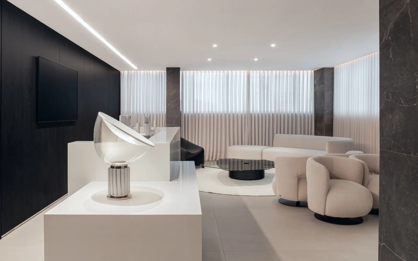 Recepção com luminária e sala de espera ao fundo